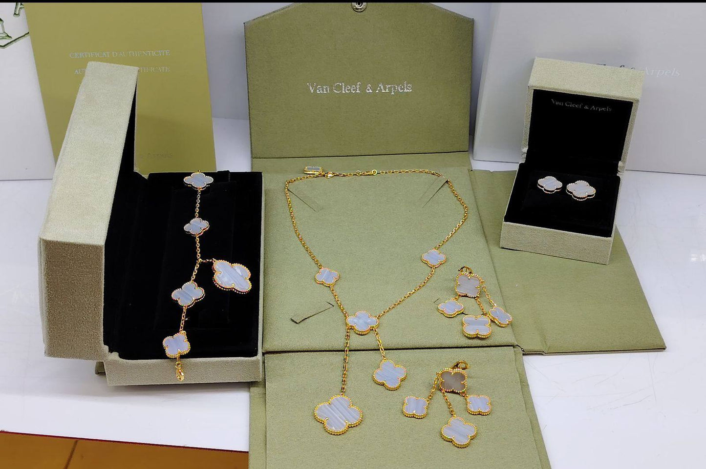 VCA SET❤️‍🔥*
Necklace 🦋
Earring🌸
Ring 💍 free size 
Bracelet 🐦‍🔥
Master quality 💯
With normal boxes 📦 
240 dhs🗽
With master box 🗃️ 
300 dhs🗽

Zain216
♥️♥️♥️