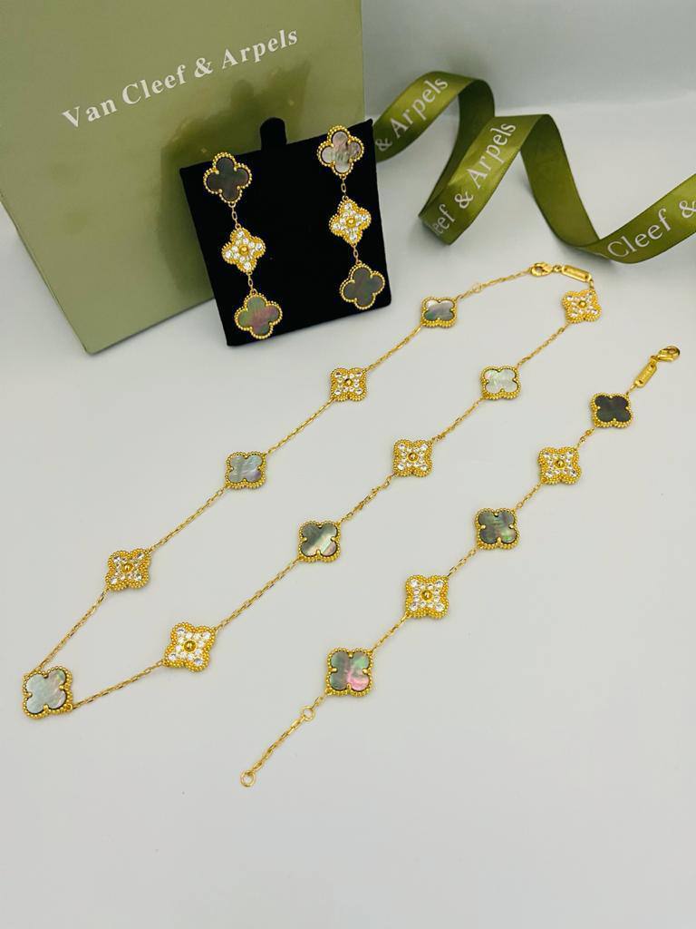 VCA
MASTER SET ✨💫
💎With Stone
NECKLACE BRACELET EARRINGS 
WITH GOOD BOX AND PAPER BAG🛍️🎁 
250 DHS🇦🇪

Zain89
♥️♥️♥️