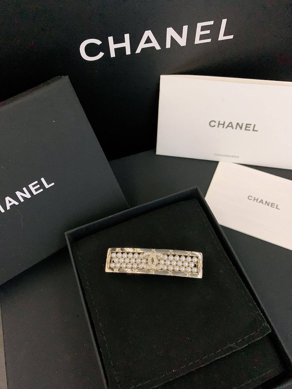 CHANEL*_HAIR CLIPS_

55 dhs💚❤️
         _With_
          *Box* 📦✅

Zain89
♥️♥️♥️