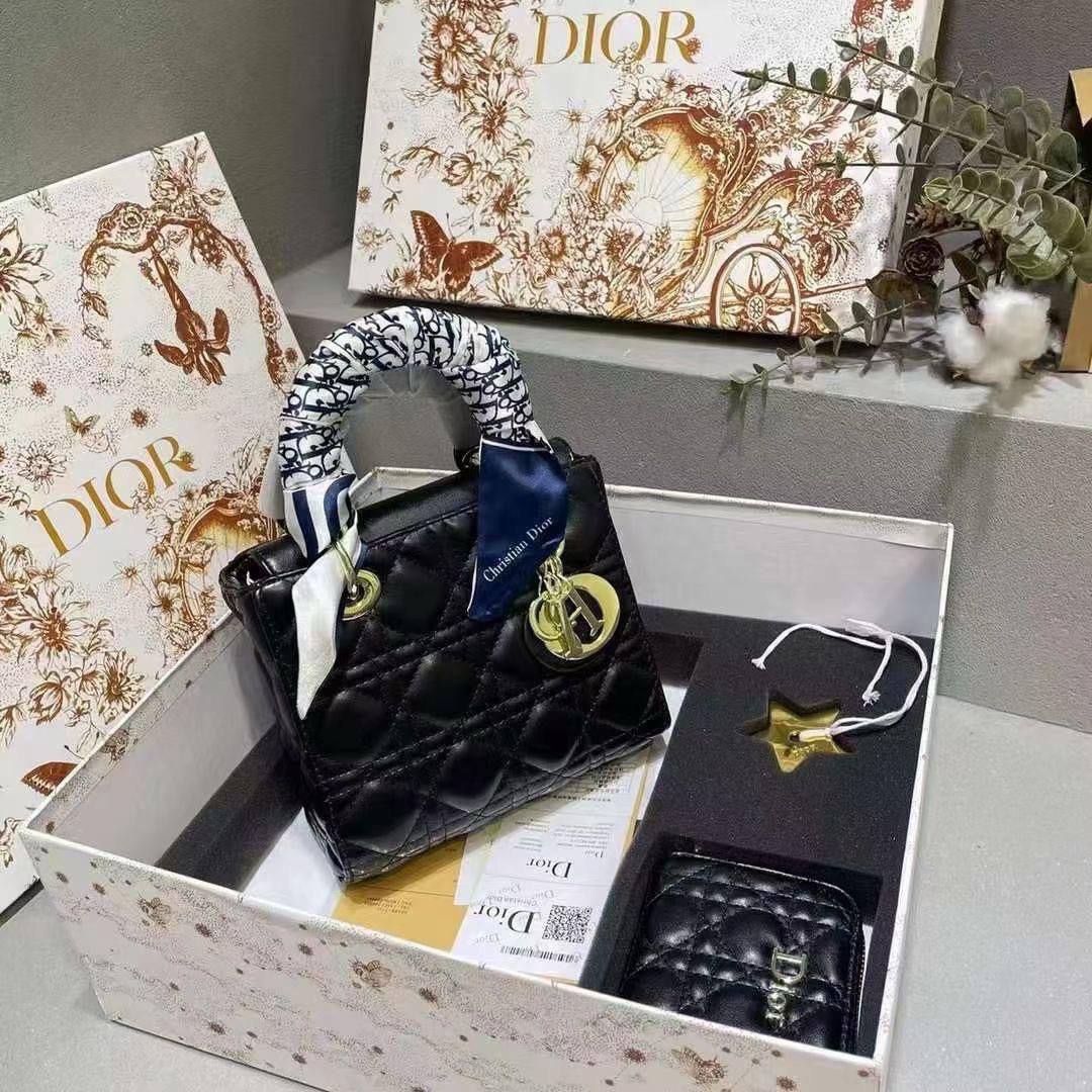 Dior
20*17*8 cm
With box
🎁🎁🎁

🌹Set 130 dhs✅

Zain17
♥️♥️♥️