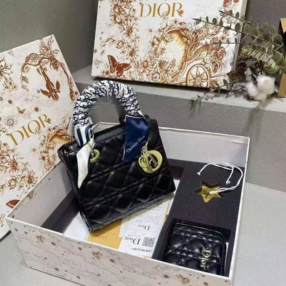 Dior
20*17*8 cm
With box
🎁🎁🎁

🌹Set 130 dhs✅

Zain17
♥️♥️♥️
