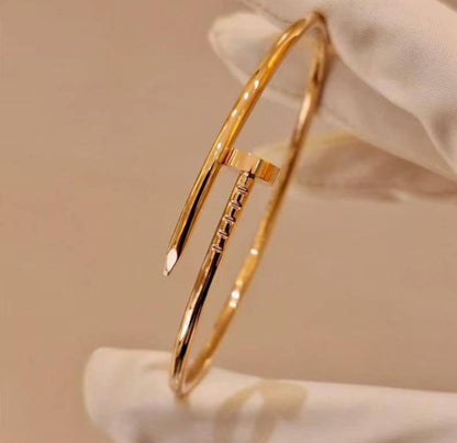Cartier Bangle*🪅
Stone / without stone
Size 16,17,18,19
*Master Quality* 💎

45 dhs❤️
normal box 📦

Zain48
♥️♥️♥️