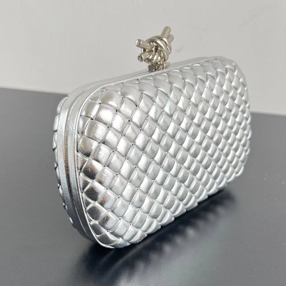 Bottega Veneta Knot Minaudière Clutch in Intreccio Mirror Leather✅*
*Size 19 cm*
For Price 👇 WhatsApp✅
0568585901 
0507557372
0552275751 Owner Zain 👌

Zain274
♥️♥️♥️