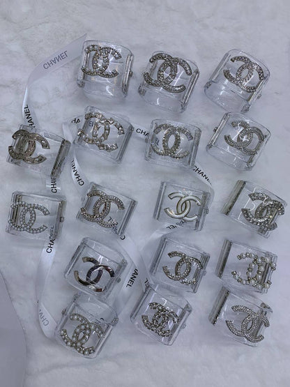 CHANEL BANGLE
MASTER ✨💫
120 DHS👑
WITH BOX AND PAPER BAG🎁🛍️

Zain89
♥️♥️♥️