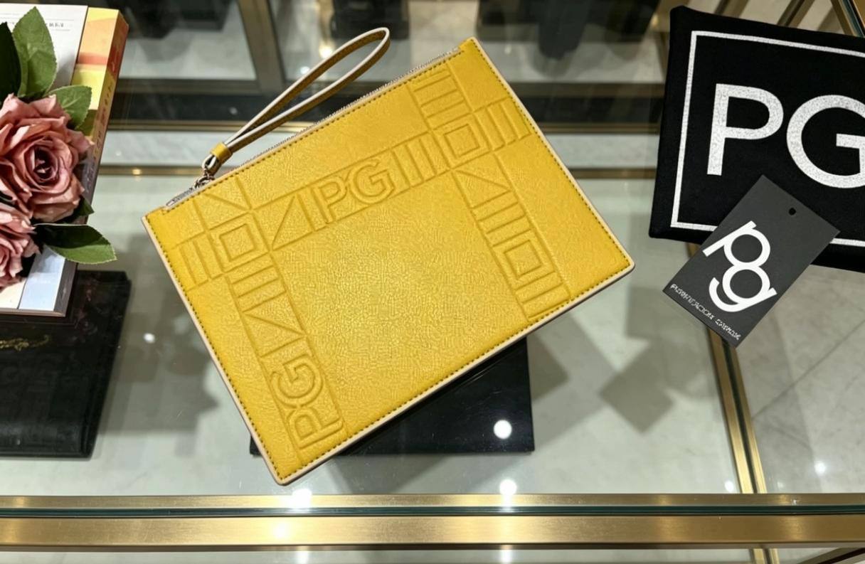 Introduction of PG(Purificación García)📌
 70 dhs✅

Full brand name: Purificación García, abbreviated as PG, a Spanish light-luxury designer handbag brand founded in Madrid, Spain, a time-honored European brand focusing on art accessories.

Zain07
♥️♥️♥️