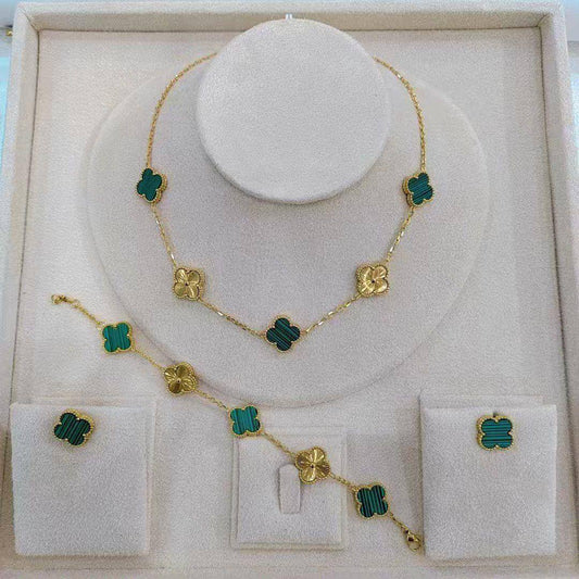 VCA SET❤️‍🔥*
Stainless steel 💯
Non tarnish ✅
Necklace 🐦‍🔥
Earring🌸
Bracelet ✨
Ring 💍 
With normal boxes 📦 
50 dhs🌺
With master box 🗃️ 
75 dhs🌺

Zain216
♥️♥️