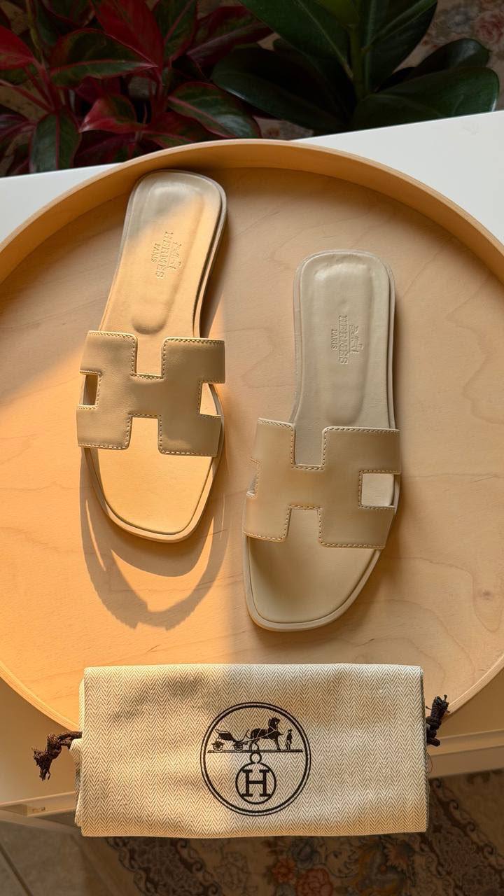 Hermes

Available

Master quality 
Size: 36 to 41 

430 dhs🇦🇪🇦🇪

Zain318
♥️♥️♥️