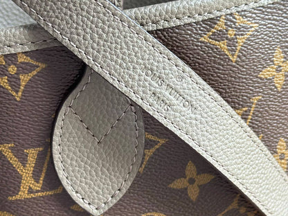 Louis Vuitton
Pattern:Classic LV Monogram Canvas
Color:Brown Monogram with grey/greige leather trim
Style:Top-handle and shoulder bag
Hardware:Gold-tone
Material: Coated Monogram canvas 
with leather trim
Size:* 39 x 30 x 15 cm

For Price 👇 WhatsApp✅
056