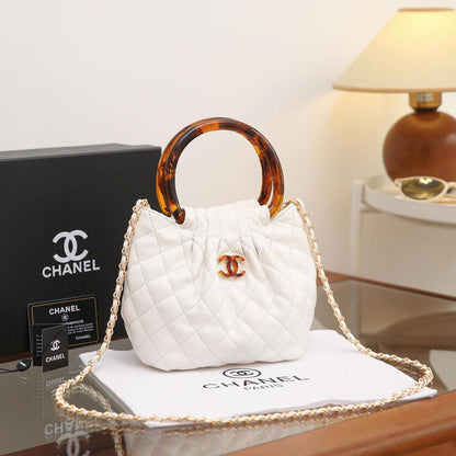 CHANEL 

NEW DESIGN 

High QUALITY 

WITH BOX 
95 dhs🇦🇪🇦🇪

Zain17
♥️♥️♥️