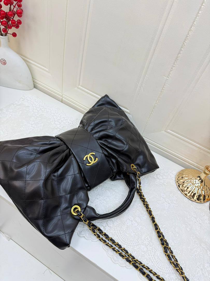 Chanel
95 dhs🌺
size 43×4×32cm

Zain42
♥️♥️♥️