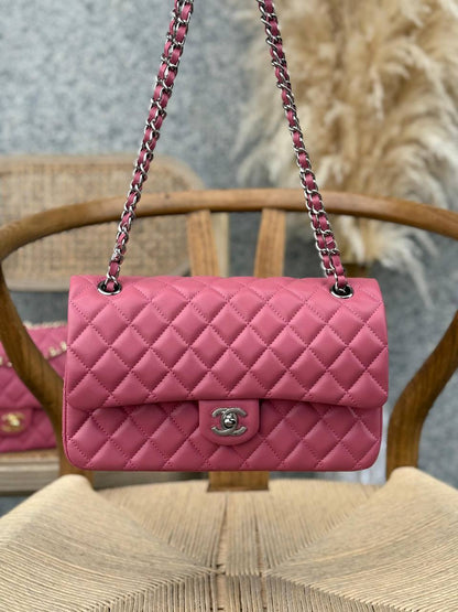 CHANEL
25cm
370 dhs✅
Top quality 
With box🎁

Zain167
♥️♥️♥️