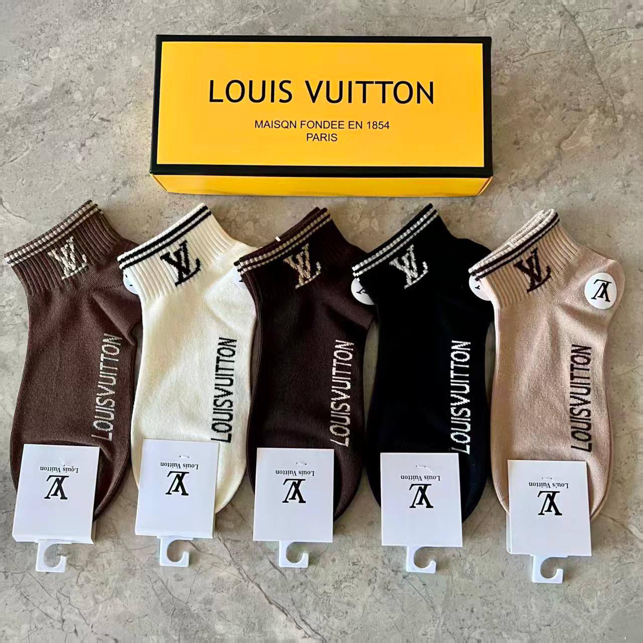Socks 🧦 ❤️‍🔥*
5 piece 🤯
With boxes 🗃️ 
good quality 💯
45 dhs🪙💚

Zain216
♥️♥️♥️