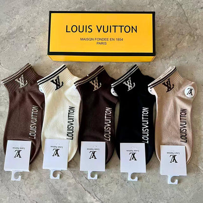 Socks 🧦 ❤️‍🔥*
5 piece 🤯
With boxes 🗃️ 
good quality 💯
45 dhs🪙💚

Zain216
♥️♥️♥️