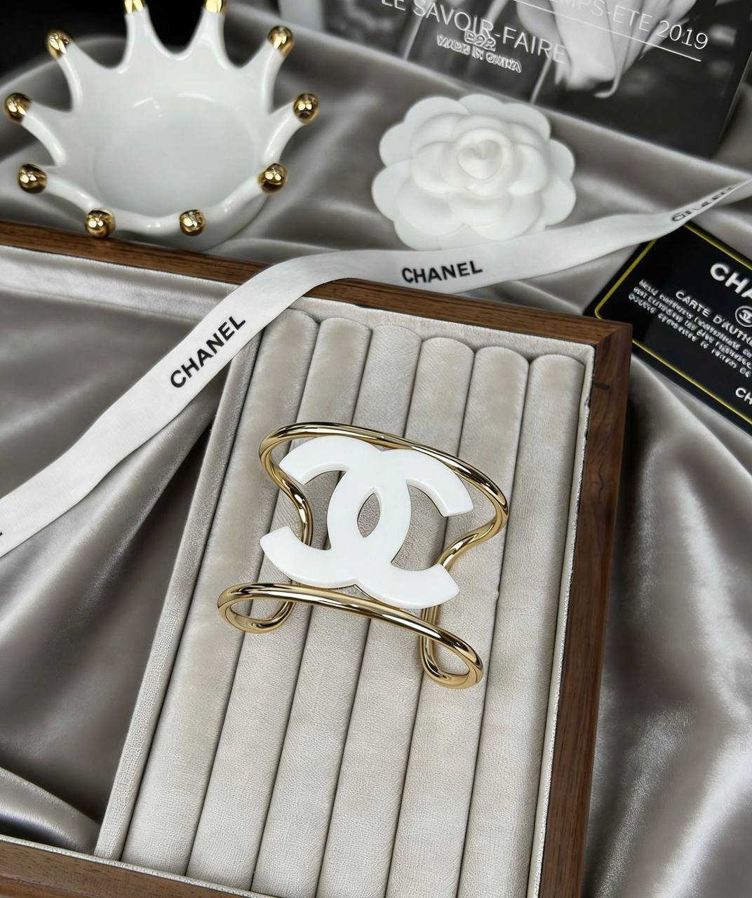 Chanel 
CC  BRACELET CUFF*
   90 dhs💓
    *Master Quality*🔥
         _*WITH*_
          _*Box*_📦AND Paper BAG🛍️
🎁🎁🎁

Zain89
♥️♥️♥️