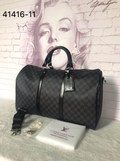 TLV Travel Bags

good quality

120 dhs✅
150 dhs✅

Zain137
♥️♥️♥️