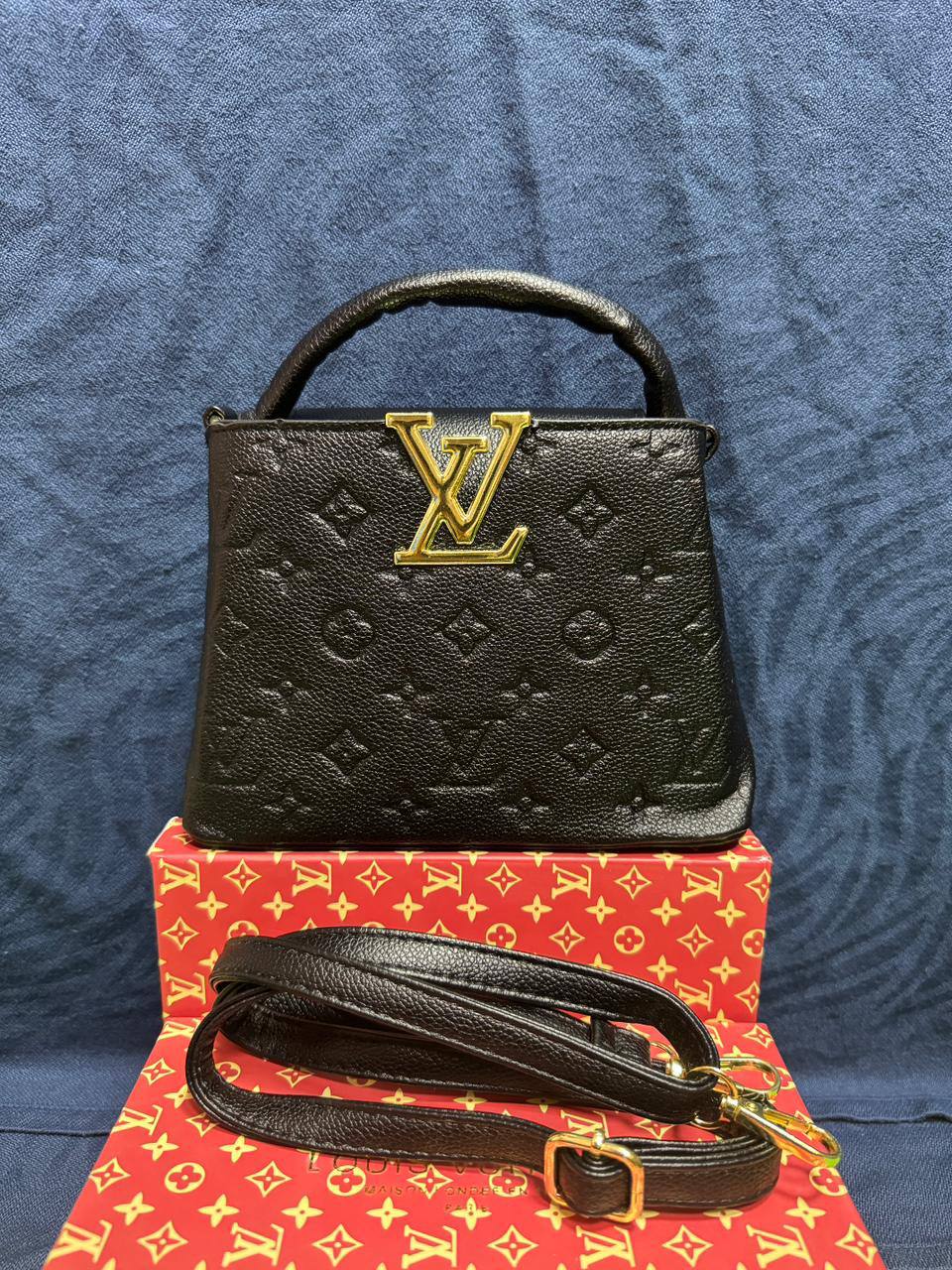 LV

65 dhs🪙💕

With Box
🎁🎁🎁

Zain50
♥️♥️♥️
