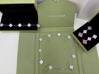 VCA SET❤️‍🔥*
Necklace 🍁
Earring💥
Bracelet 🐦‍🔥
Master quality 💯
With normal boxes 📦 
250 dhs🪙🌨️
With master box 🗃️ 
300 dhs🪙🌨️

Zain216
♥️♥️♥️