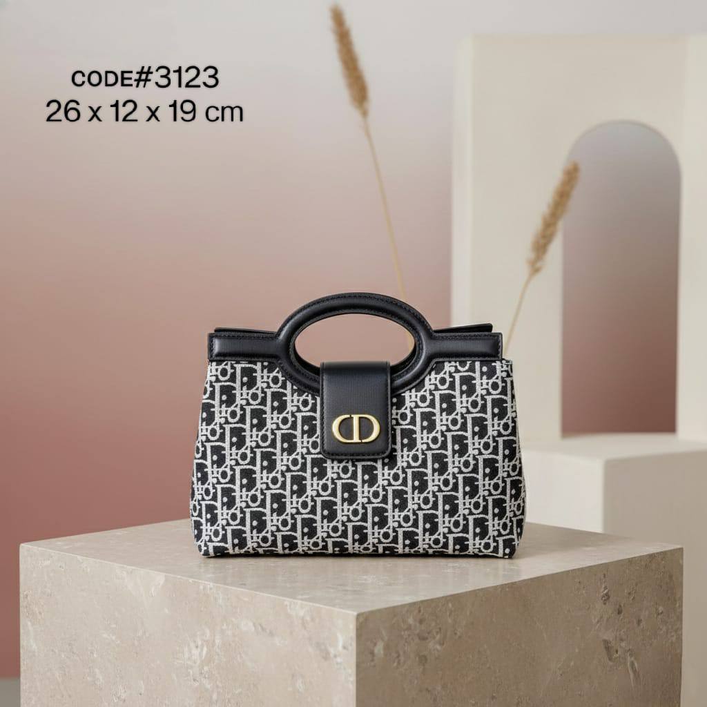 CHRISTIAN DIOR
ᴊᴏʟɪᴇ ᴛᴏᴘ ʜᴀɴᴅʟᴇ
ᴡɪᴛʜ ʟᴏɴɢ ʙᴇʟᴛ sᴛʀᴀᴘ
ɢᴏʟᴅ ʜᴀʀᴅᴡᴀʀᴇ
sɪᴢᴇ : 26 cm

75 dhs💓

Zain31
♥️♥️♥️