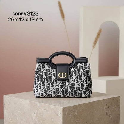 CHRISTIAN DIOR
ᴊᴏʟɪᴇ ᴛᴏᴘ ʜᴀɴᴅʟᴇ
ᴡɪᴛʜ ʟᴏɴɢ ʙᴇʟᴛ sᴛʀᴀᴘ
ɢᴏʟᴅ ʜᴀʀᴅᴡᴀʀᴇ
sɪᴢᴇ : 26 cm

75 dhs💓

Zain31
♥️♥️♥️