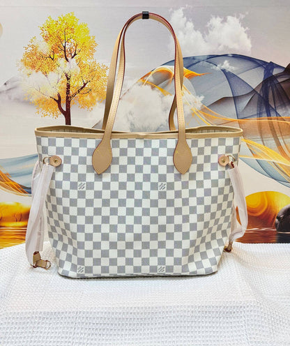 LV

Best quality

 with box

105 dhs🇦🇪🇦🇪

size 41CM
Zain290
♥️♥️♥️