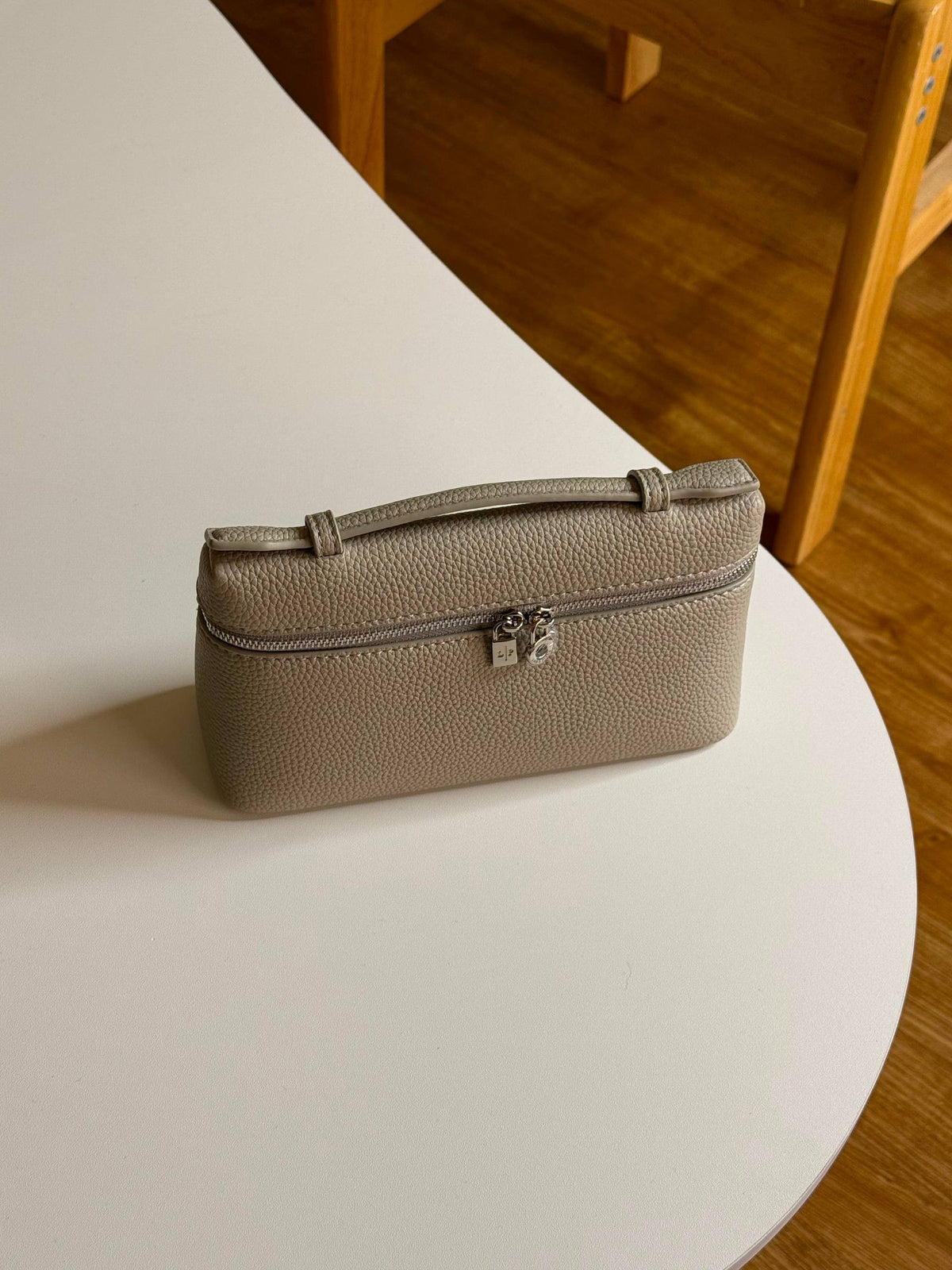LORO PIANA 

19cm

320 dhs🇦🇪🇦🇪🇦🇪
 MASTER QUALITY
 With box🎁

Zain167
♥️♥️♥️