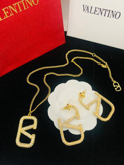 Valentino SET
NECKLACE & EARRING
130 dhs🪙🖤

WITH BOX AND PAPER BAG
🎁🎁🎁

Zain89
♥️♥️♥️