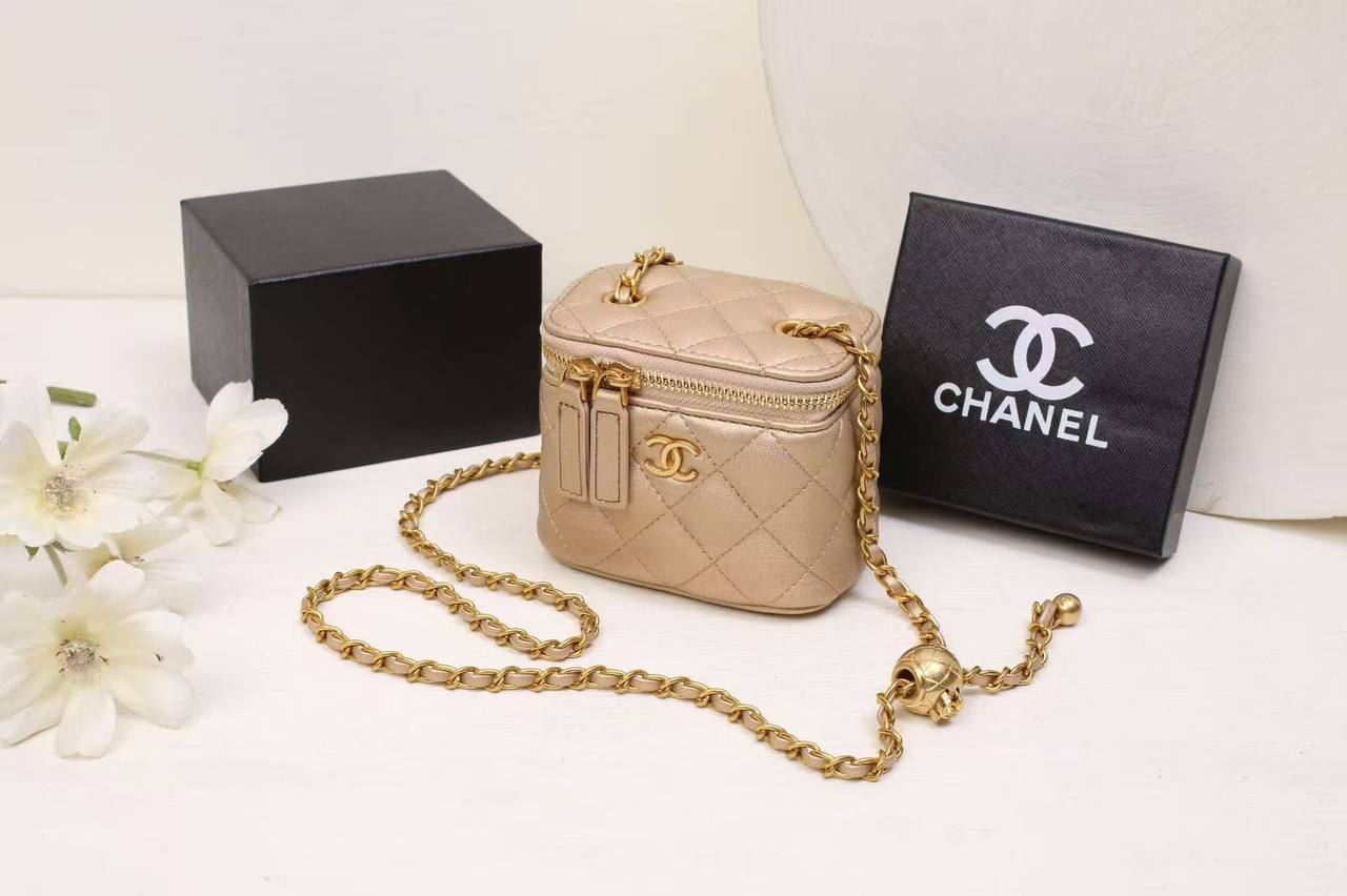 Chanel
with box 
90 dhs✅

Zain168
♥️♥️♥️
