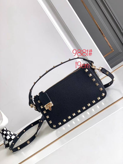 Valentino 
Master🌺🌺
   19Cm 

With Box
🎁🎁🎁

290 dhs💓

Zain131
♥️♥️♥️