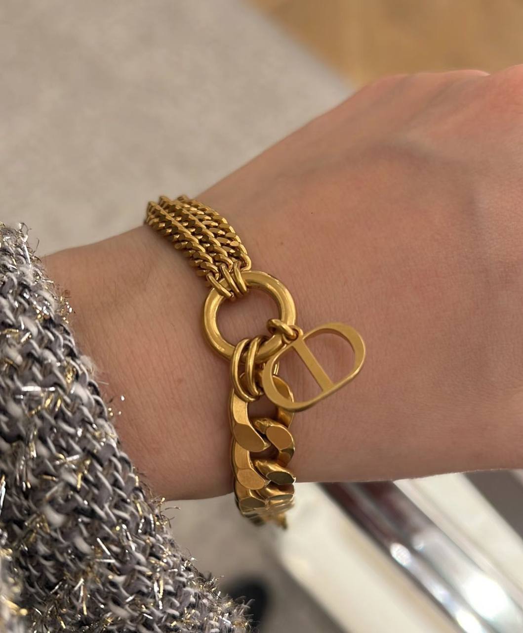 Dior ❤️‍🔥*
Bracelet 🐦‍🔥
Master quality 💯
With normal boxes 📦 
45 dhs💓
With master box 🗃️ 
55 dhs💓

Zain216
♥️♥️♥️