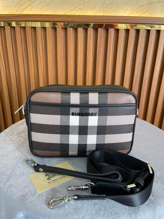 BURBERRY
*New collection* 
*Messenger bag* 
*Master quality*
600 dhs🪙🖤

Zain179
♥️♥️♥️