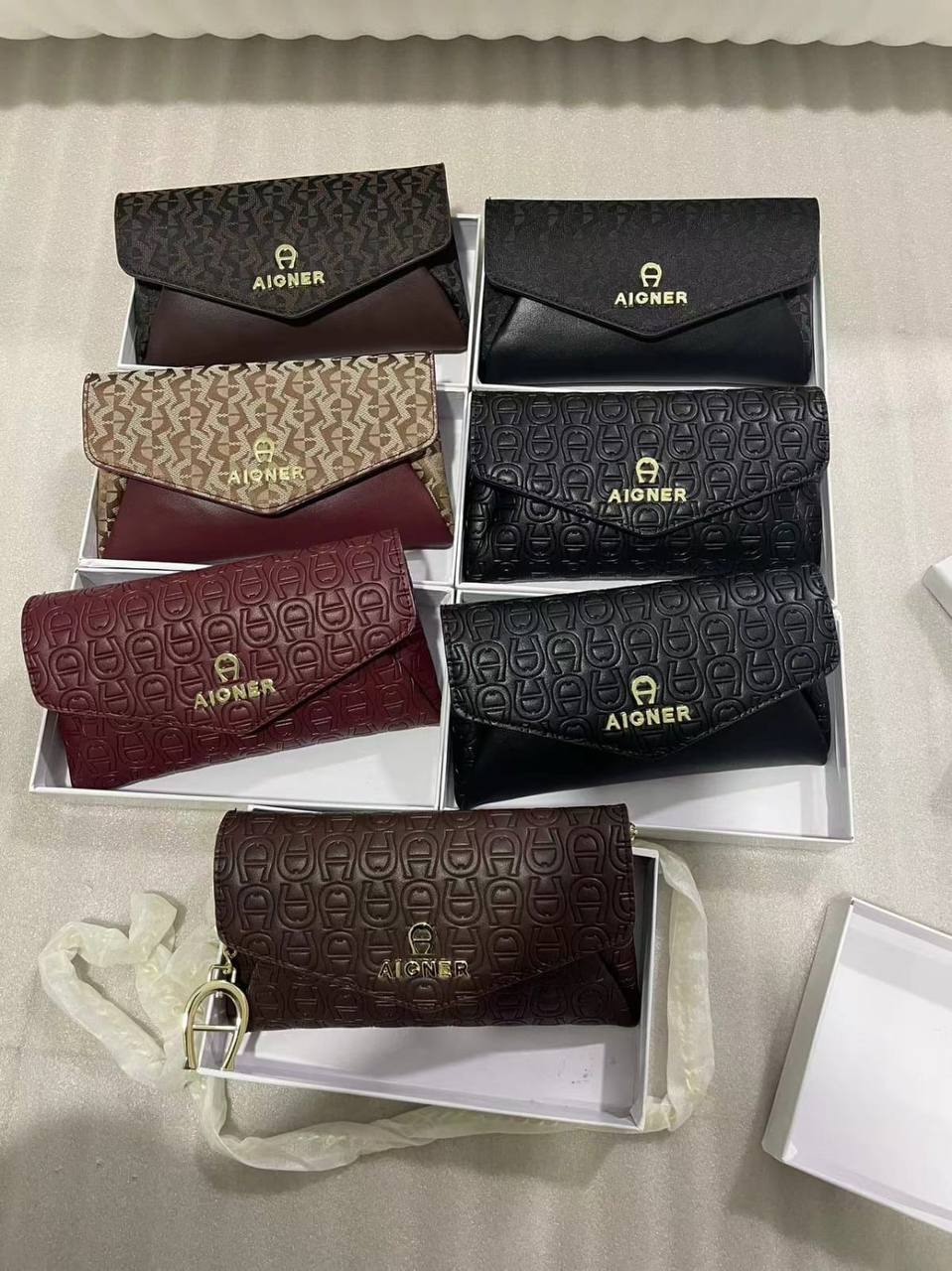 Aigner
85 dhs💓
with box
size 20cm

Zain28
♥️♥️♥️