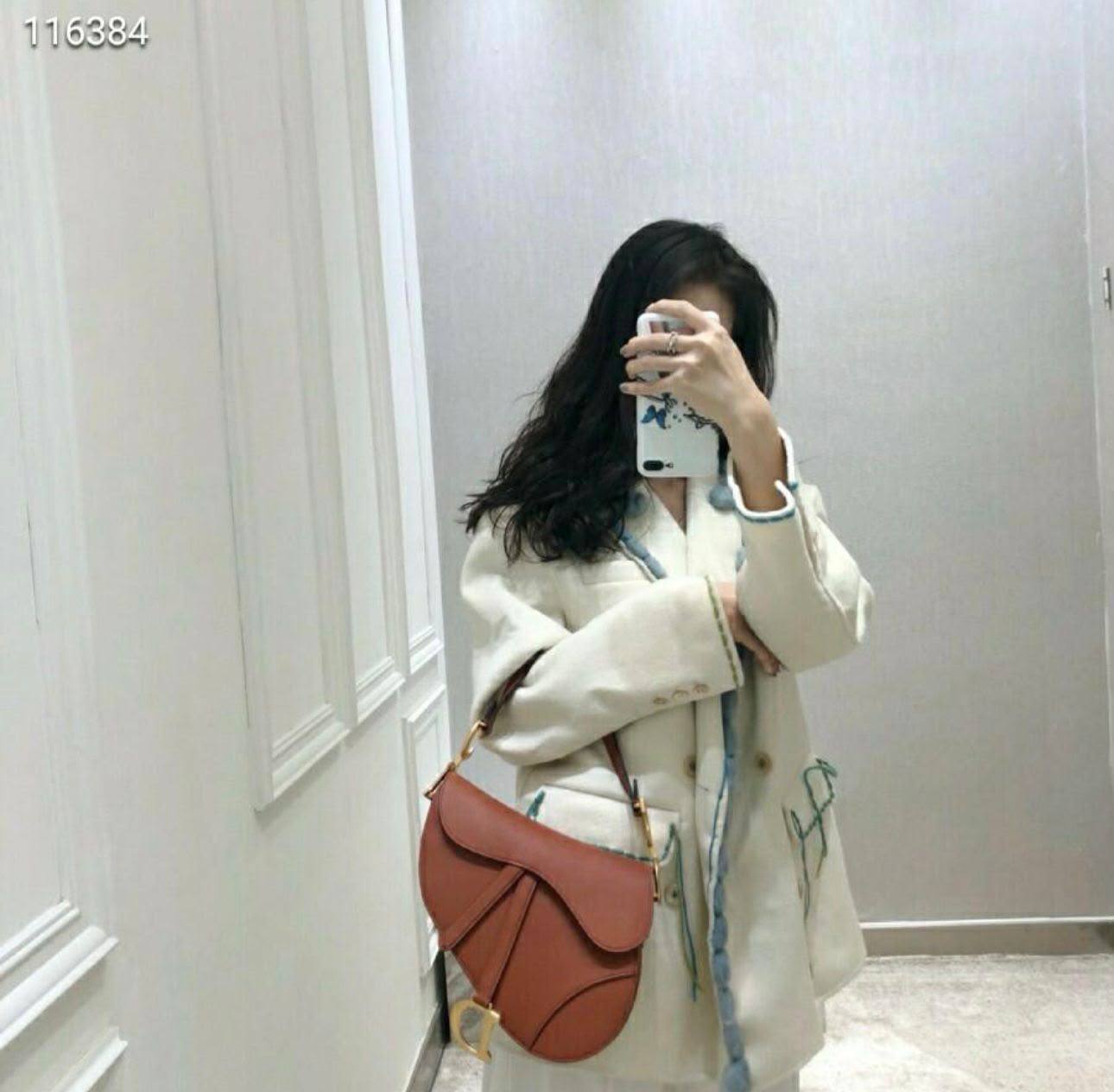 DIOR
 GOOD QUALITY 
WITH BOX
120 dhs✅

Zain295
♥️♥️♥️