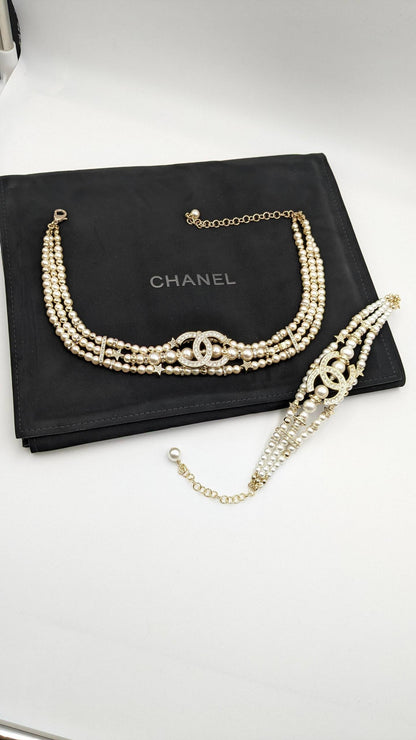 Chanel
*Master Quality* 
*Choker Necklace & Bracelet*
170 dhs🪙🌨️
with Normal Box 🎁 
240 dhs🪙🌨️
with Master Box 🎁

Zain210
♥️♥️♥️