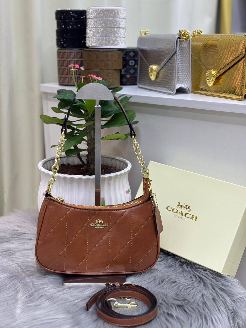Coach

90 dhs💓

With the box
🎁🎁🎁

Zain35
♥️♥️♥️