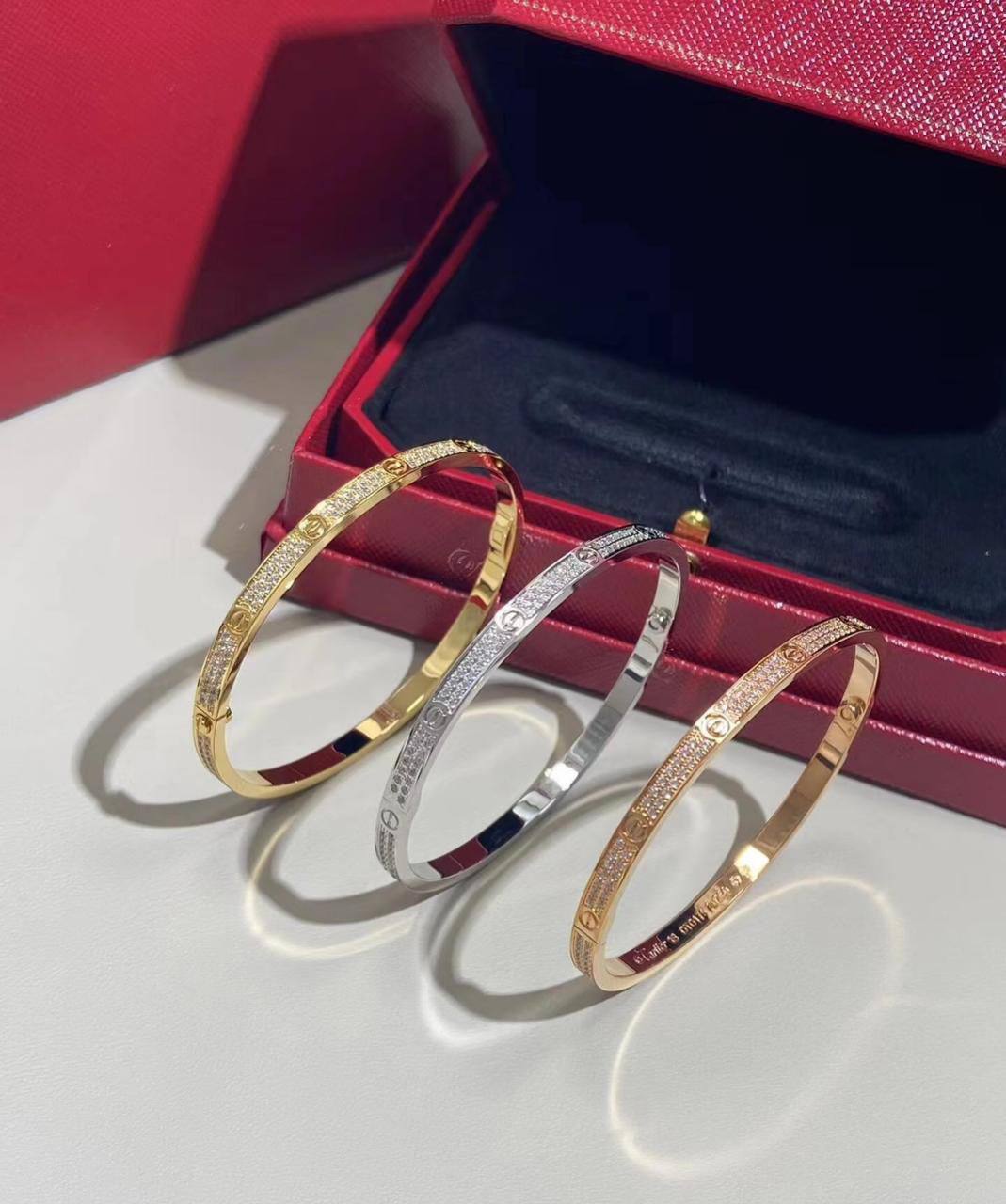 Cartier 💥*
Bangle 🍁
Master quality 💯
Size available 16,17,18,19
With normal boxes 📦 
70 dhs🪙🌨️
With master box 🗃️ 
105 dhs🪙🌨️

Zain216
♥️♥️♥️
