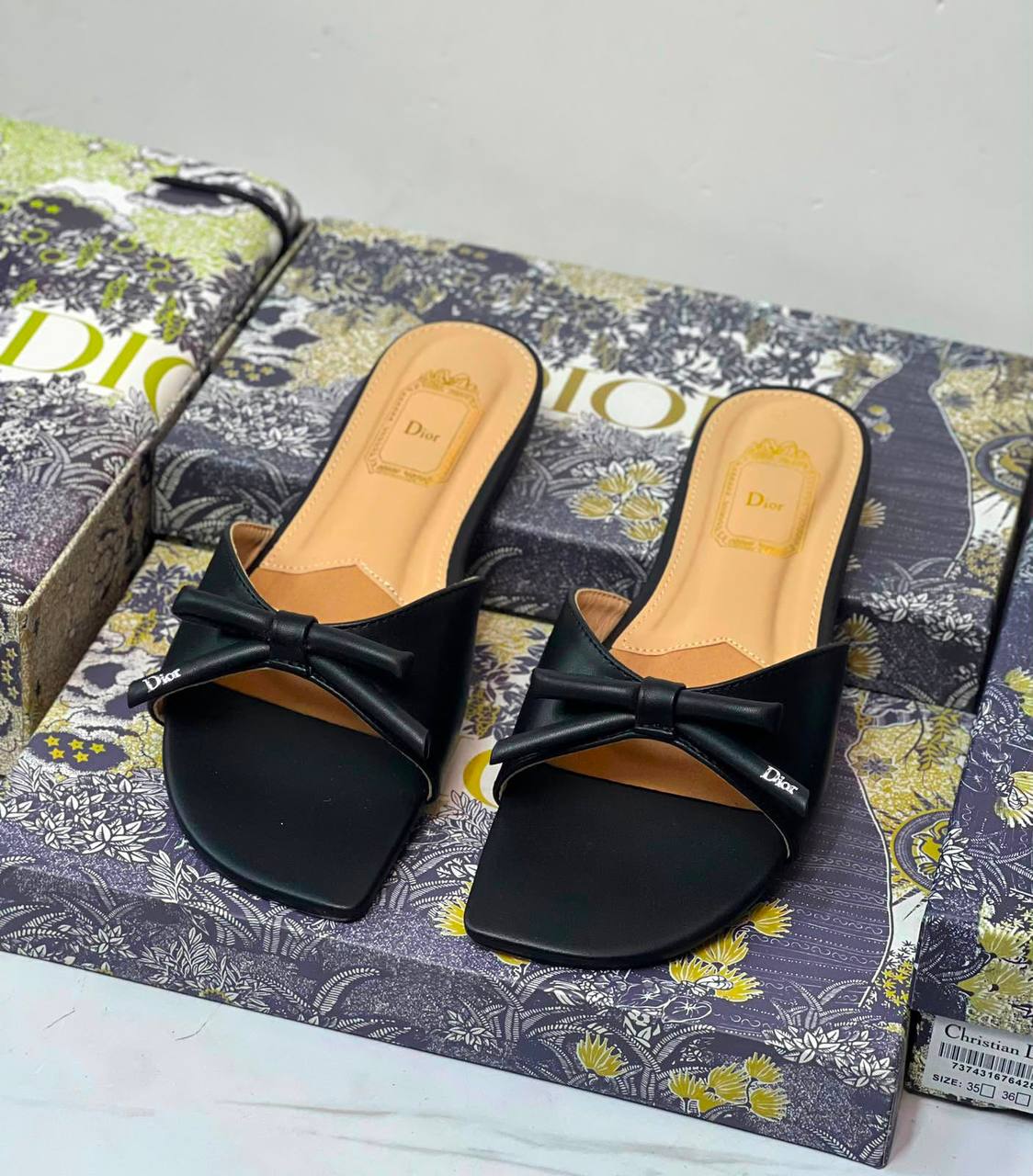 Dior 
𝐒𝐋𝐈𝐏𝐏𝐄𝐑𝐒 
💯high quality
Size 36-37-38-39-40-41

105 dhs🇦🇪🇦🇪

Zain21
♥️♥️♥️