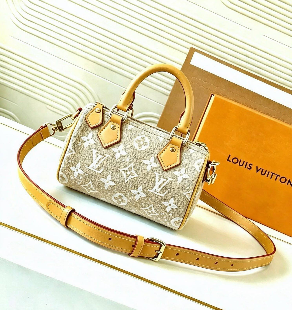 LV 

SPEEDY MINI 
SIZE GOOD QUALITY WITH BOX 
100 dhs🇦🇪🇦🇪

Size:16cm

Zain39
♥️♥️♥️