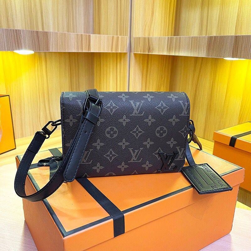 LV
75 dhs✅
size 20×6×13cm

Zain42
♥️♥️♥️