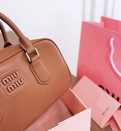 MIU MIU 

NEW CAME 
HIGH QUALITY 
WITH BOX 

120 dhs🇦🇪🇦🇪

Zain295
♥️♥️♥️