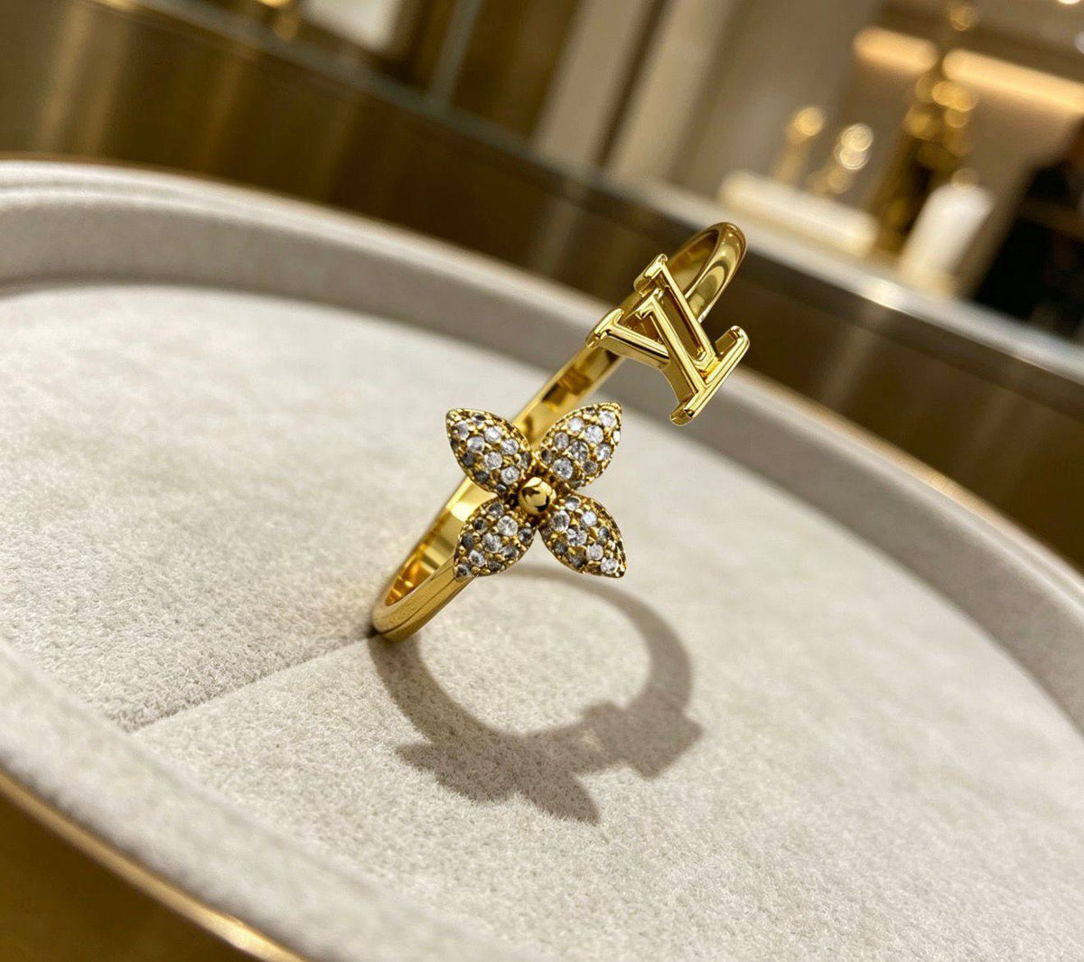 *LOUIS VUITTON 😍*
Bangle 😍
Master quality 💯
With normal boxes 🗃️ 
75 dhs🇦🇪🇦🇪
With master box 📦 
85 dhs🇦🇪🇦🇪

Zain216
♥️♥️♥️