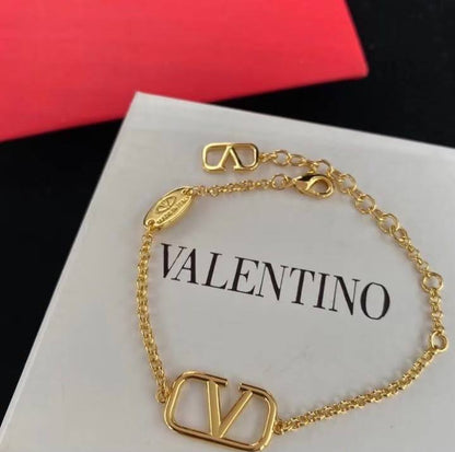 VALENTINO
Necklace & Bracelet 
*MASTER*🍁
With normal box 🎁
120 dhs🇦🇪🇦🇪

With master box🎁
140 dhs🇦🇪🇦🇪

Zain263
♥️♥️♥️
