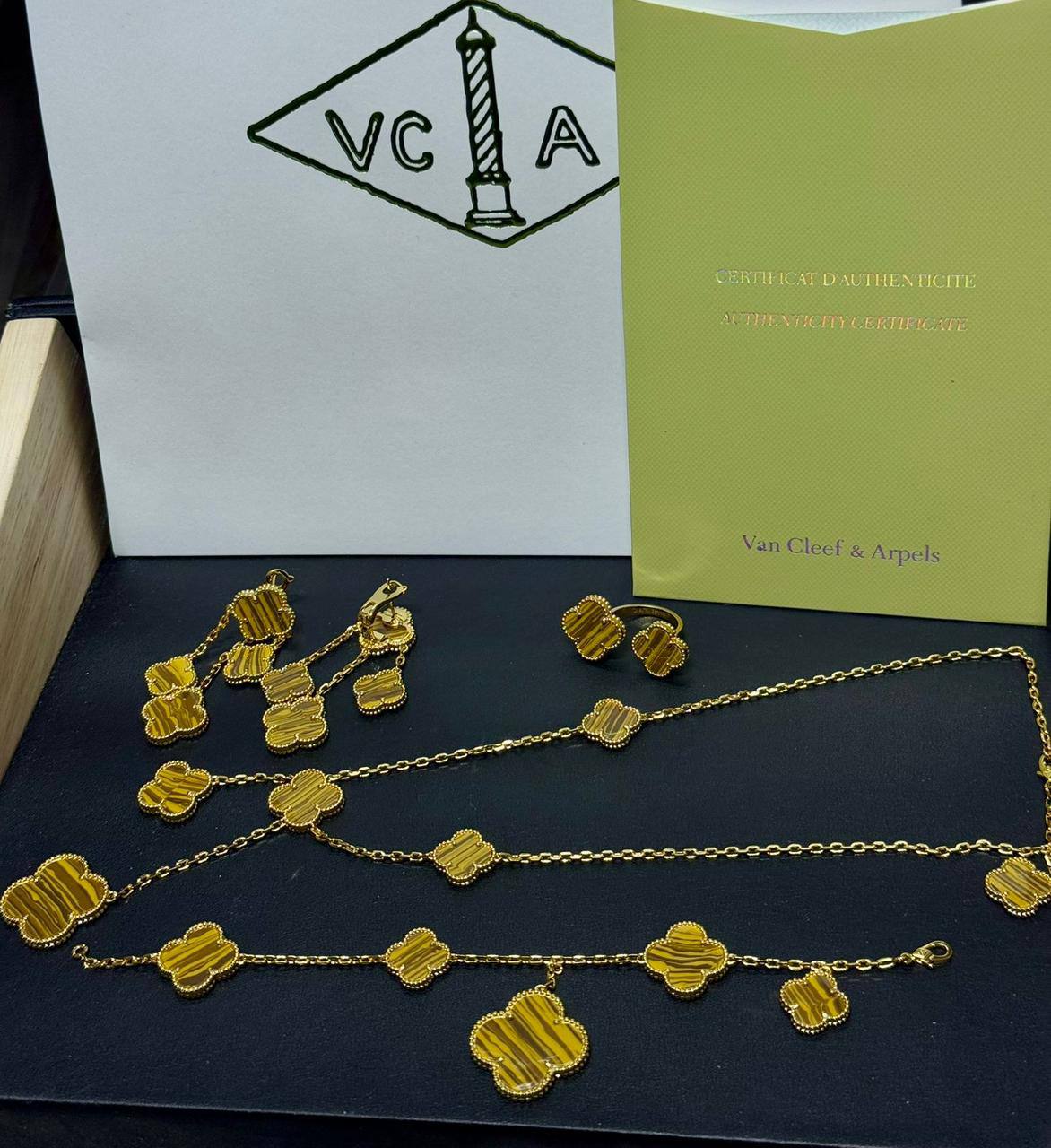 VCA SET ❤️‍🔥*
Necklace 🦋
Earring🌸
Ring 💍 free size 
Bracelet ✨
Master quality 💯
With normal boxes 🗃️ 
240 dhs🪙🌨️
With master box 📦 
290 dhs🪙🌨️

Zain216
♥️♥️♥️
