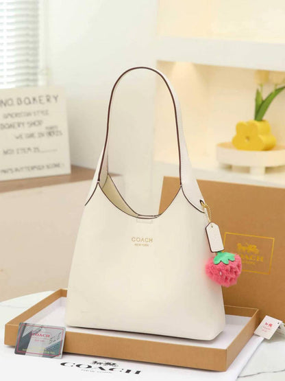 COACH

best quality 
with box
110 dhs🇦🇪🇦🇪🇦🇪

size28CM

Zain290
♥️♥️♥️