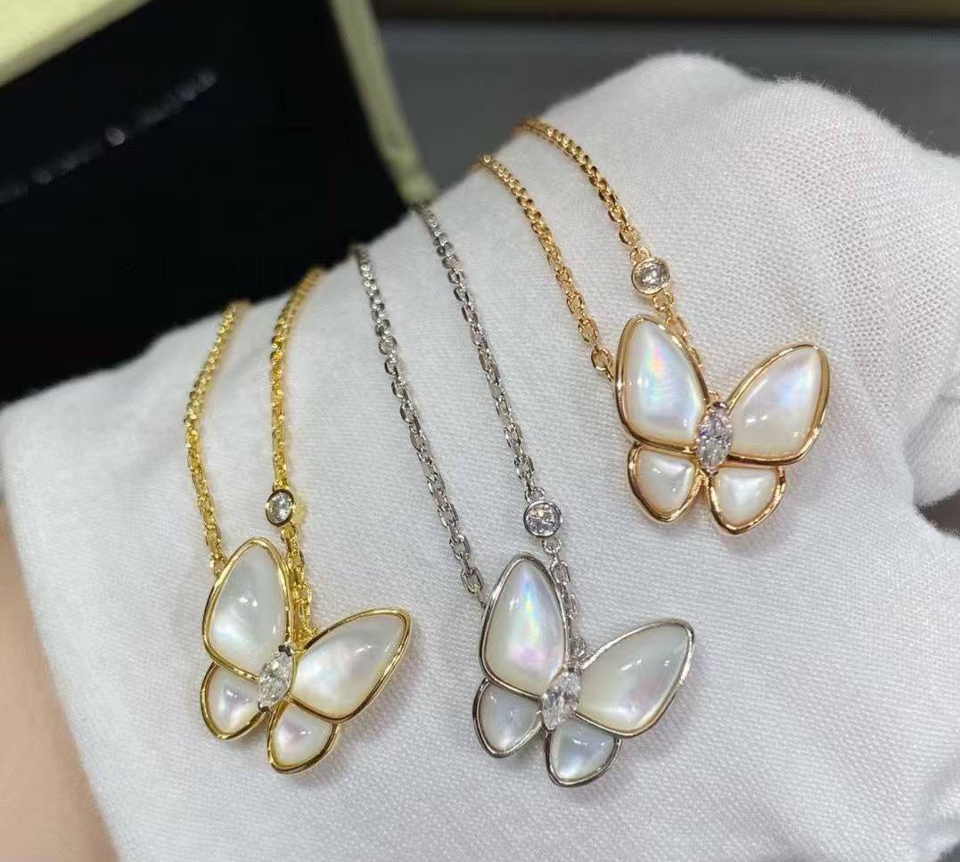 VCA SET❤️‍🔥*
Necklace 🦋
Earring🤯
Bracelet 💥
Ring 💍 free size
Master quality 💯
With normal boxes 📦 
170 dhs🪙💚
With master box 🗃️ 
210 dhs🪙💚

Zain216
♥️♥️♥️