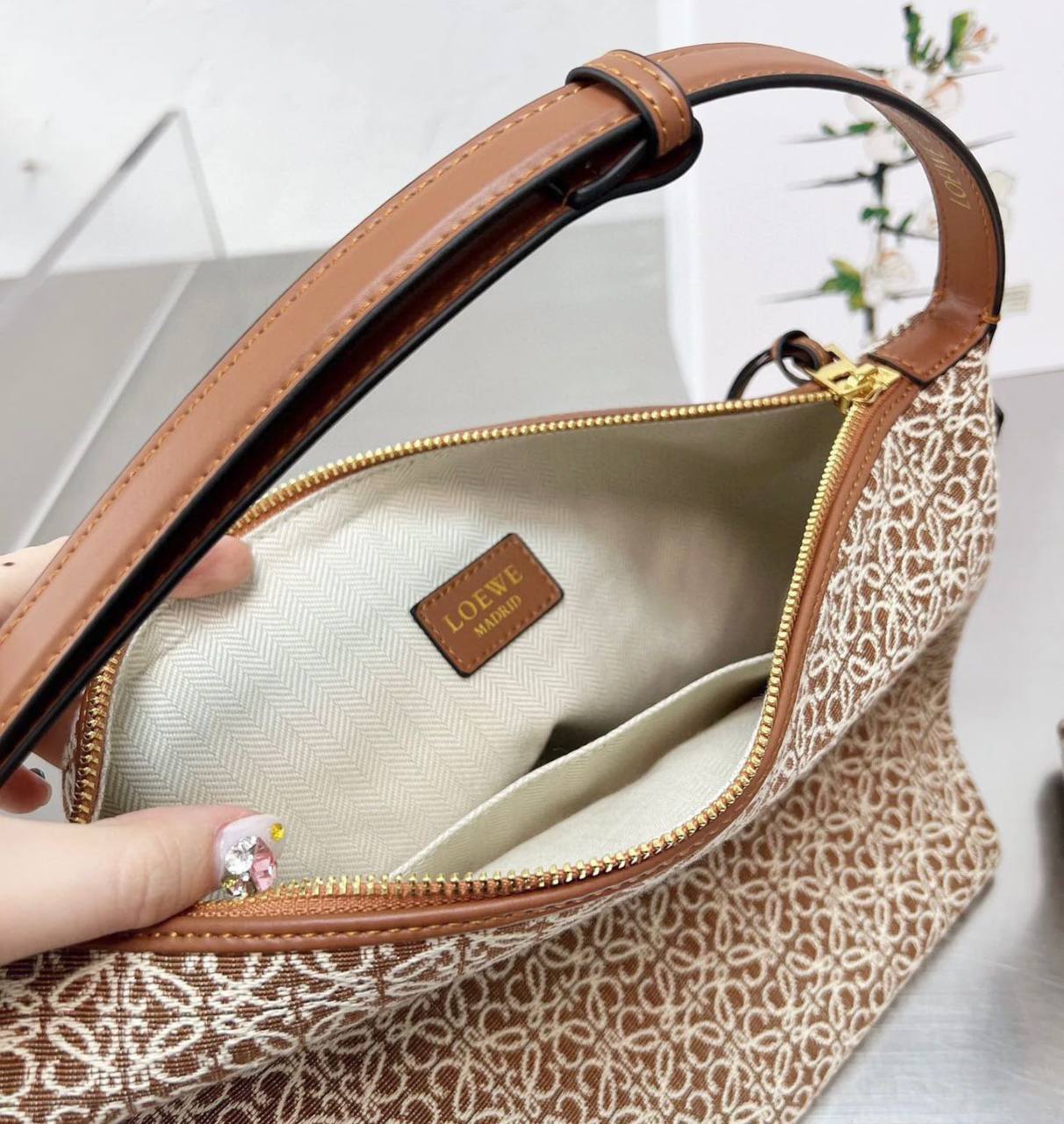 LOEWE 

 GOOD QUALITY BIG SIZE WITH BOX 🎁
95 dhs✅

SMALL SIZE 
WITH BOX 🎁
90 dhs✅

Zain295
♥️♥️♥️