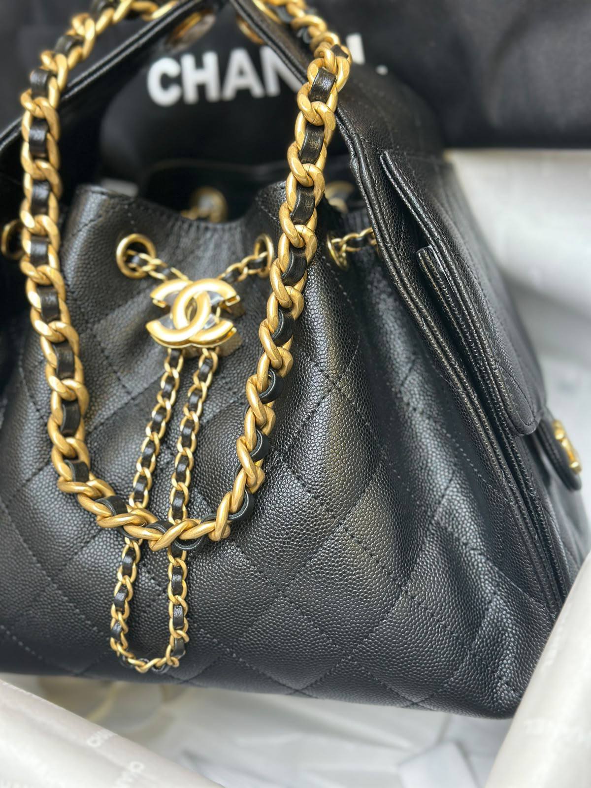 Chanel 
25 bag featuring a woven leather and gold-tone chain handle
2000 dhs🇦🇪🇦🇪

Zain71
♥️♥️♥️
