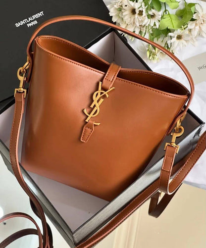 YSL
110 dhs🇦🇪🇦🇪
With box
Size25cm
Good quality

Zain219
♥️♥️♥️
