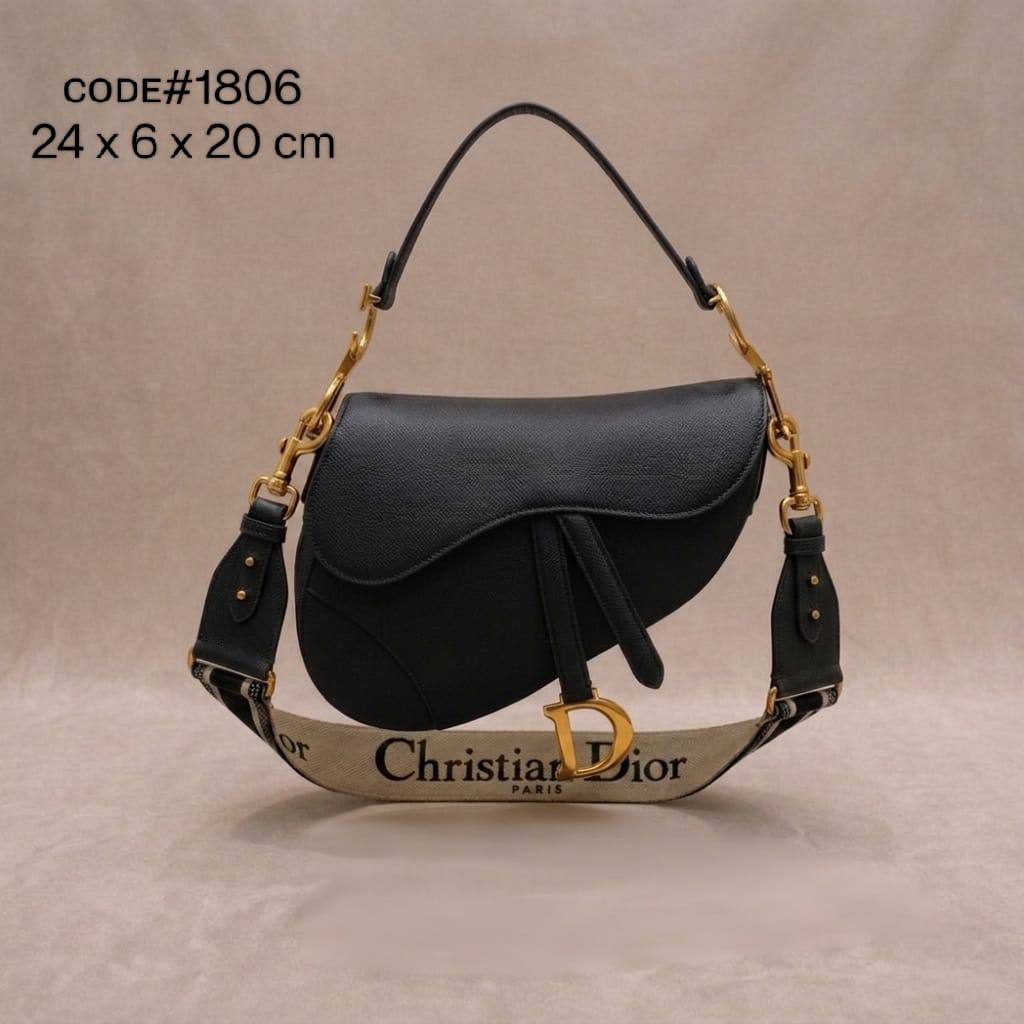 CHRISTIAN DIOR
sᴀᴅᴅʟᴇ ᴄʀᴏssʙᴏᴅʏ ʙᴀɢ
ʟᴇᴀᴛʜᴇʀ & ᴏʙʟɪǫᴜᴇ ᴍᴀᴛᴇʀɪᴀʟ
sɪᴢᴇ : 24 cm
ᴡɪᴛʜ BOX
🎁🎁🎁

120 dhs✅

Zain31
Zain56
♥️♥️♥️