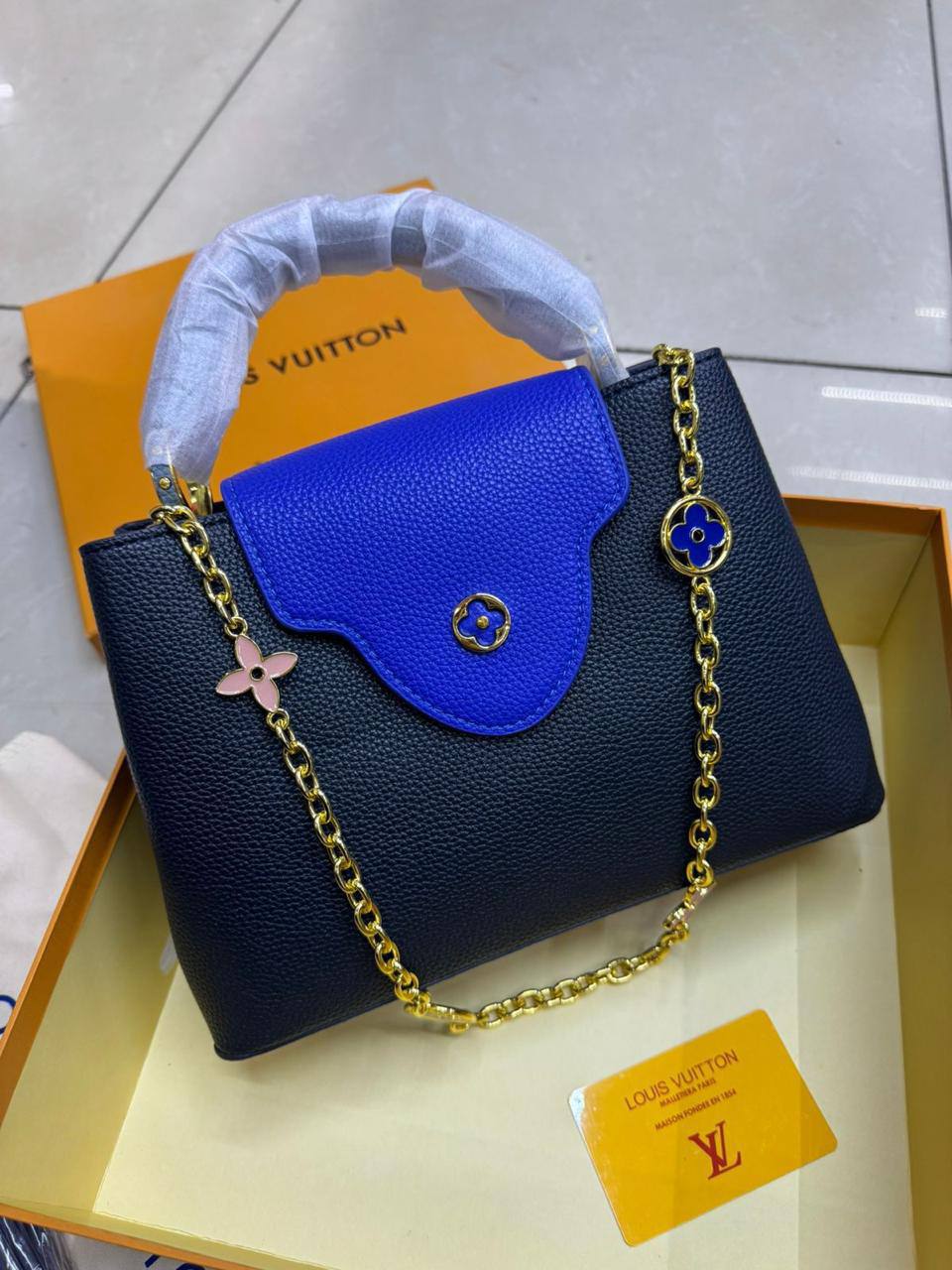 LV Capitalcines 

Finish quality +box🎁

Size : 27 * 19 cm
95 dhs🇦🇪🇦🇪

 with box🎁

Zain115
♥️♥️♥️