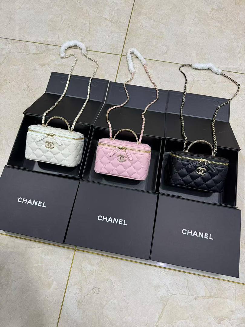 Chanel

110 dhs❣️

High-quality product 
with box
🎁🎁🎁

Zain35
♥️♥️♥️